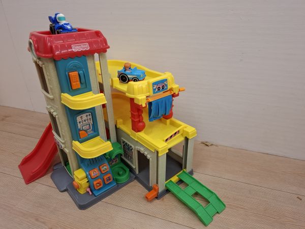 Parkhaus mit Sound, 2 Autos